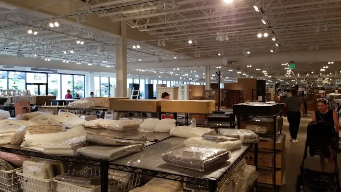 Pottery Barn Outlet Picture 2