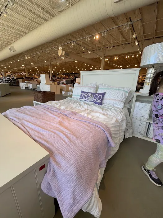 Pottery Barn Outlet Picture 3