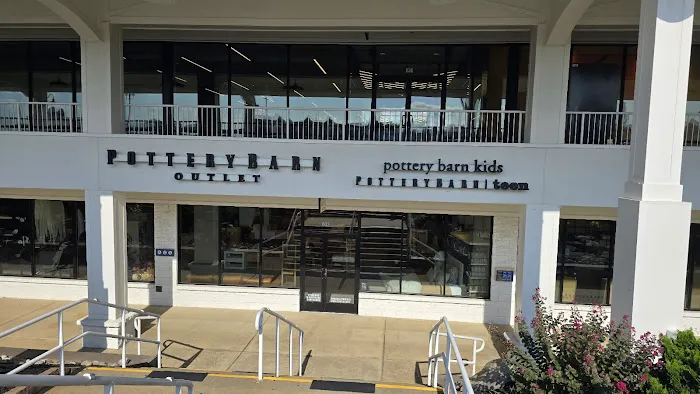 Pottery Barn Outlet Picture 9